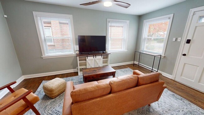 Foto del edificio - Furnished 3 Bed 1 Bath with Fenced Backyard