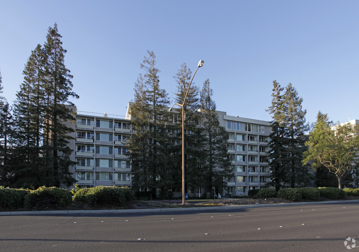 Building Photo - Casa De Redwood