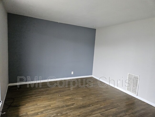 Building Photo - 3253 S Staples St