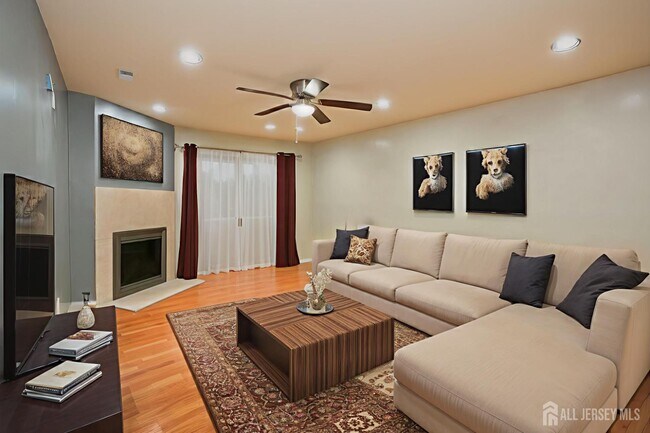 Building Photo - 410 Johnstone St