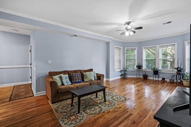 Building Photo - 6255 N Oakley Ave