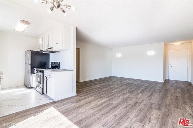 Foto del edificio - 2 br, 2 bath House - 7548 Hampton Ave Apt 305