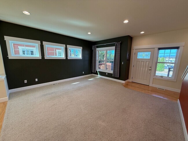 Foto del edificio - 2-STORY Tracyton Craftsman Home