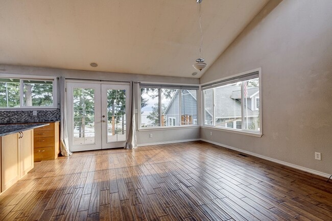 Building Photo - 3 Bed 2.5 Bath Home with a View!