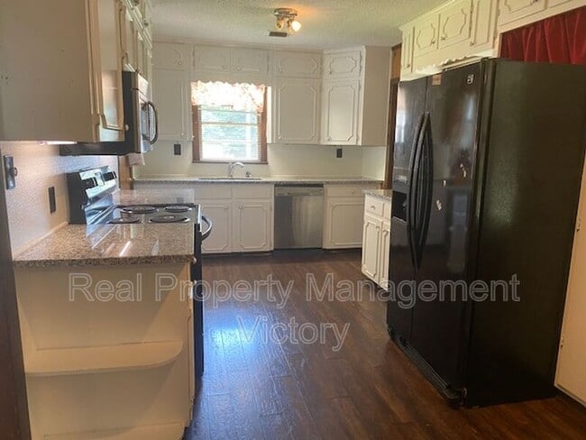 Building Photo - 201 Holly St