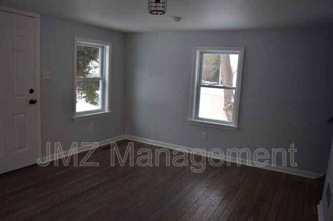 Foto del edificio - 8 Peggy Ave