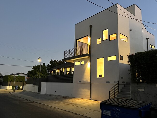Building Photo - 2076 Blake Ave