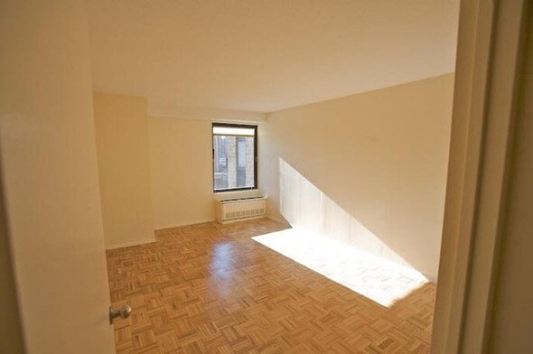 Building Photo - 395 E 24th St