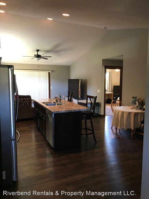 3 br, 2 bath House 3302 White Oak Ln House Rental in Eau Claire, WI