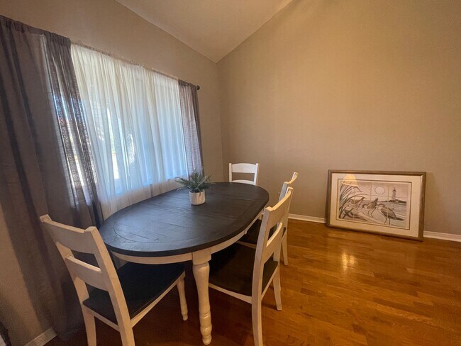 Foto del edificio - For Lease - Fully Furnished 2 BR | 1.5 BA ...