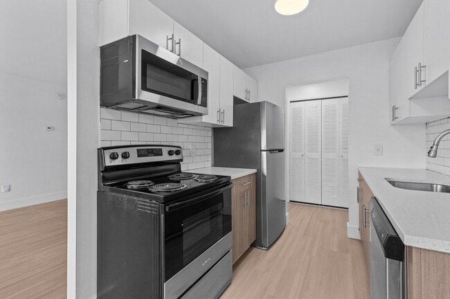Building Photo - Bloomfield Square Apartments - Auburn Hills, MI