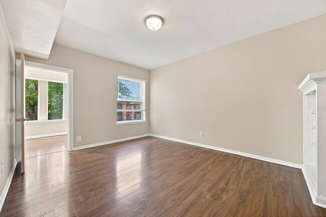Foto del edificio - 7443 S Paxton Ave