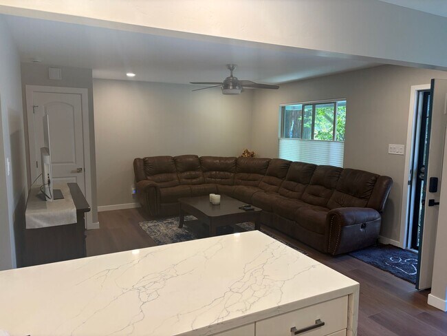 Foto del edificio - Capitola Knolls, Remodeled 3bd. 1.5ba two-level townhome