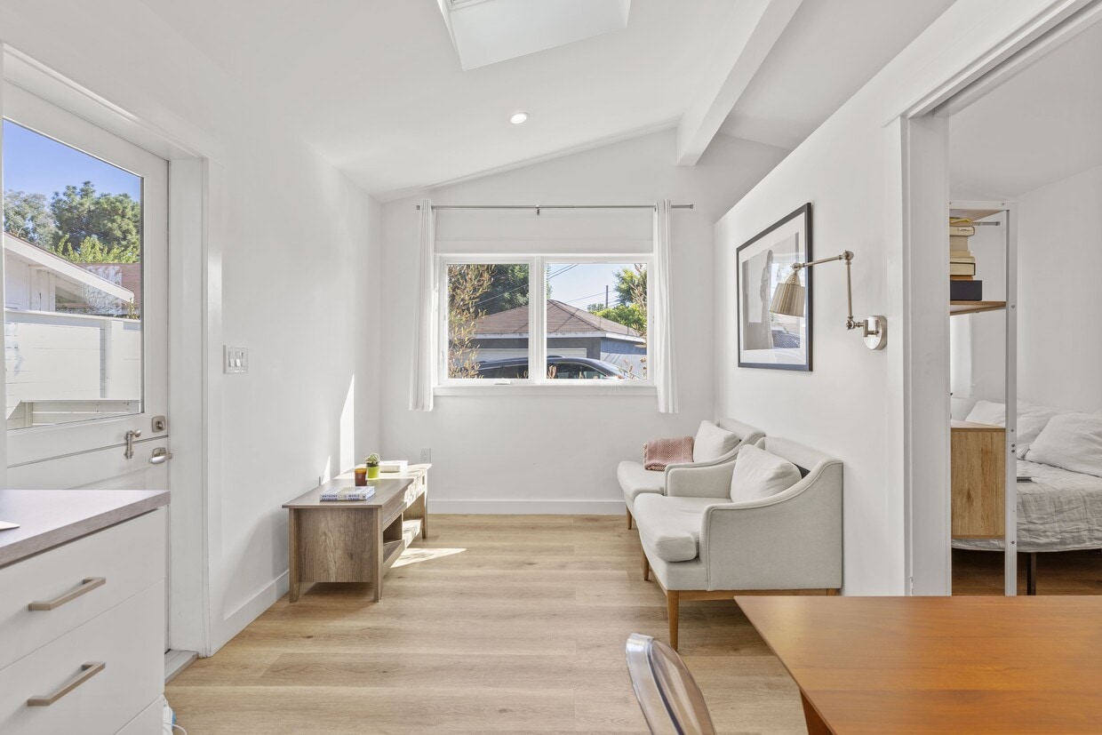 Bright, quiet cottage in prime Palisades. - 827 Haverford Ave
