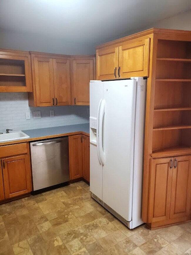 Foto del edificio - Amazing 4 Bedroom Shorewood Home--3 Garage...