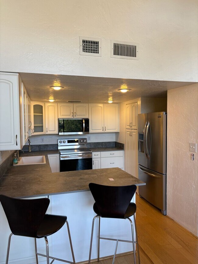 Foto del edificio - Unfurnished, 1-Year Long-Term Rental