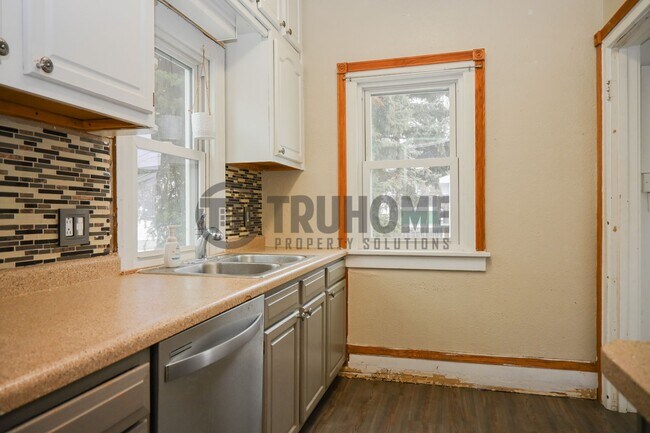 Foto del edificio - Large 3 Bedroom 2 Bath House w/Fenced in Y...