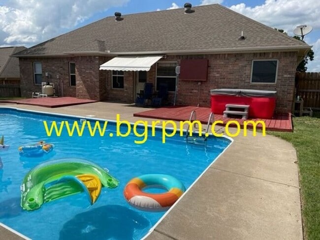 Building Photo - 4 BD, 2 BA, in Jacksonville