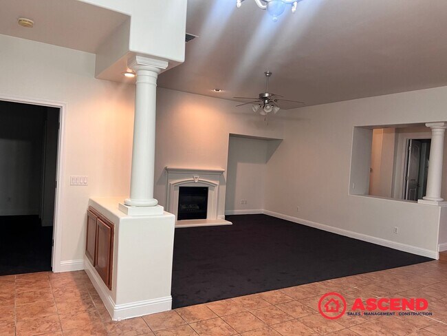 Foto del edificio - 4 Bed, 3 Bath Home with Modern Kitchen & Attached Garage