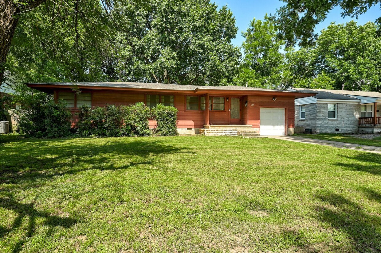 Foto principal - Charming 3-Bedroom Home in Prime Norman Lo...