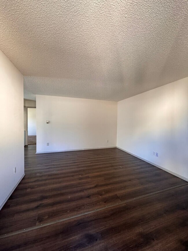 Building Photo - Move into this beautiful 2 bed 1 bath apar...