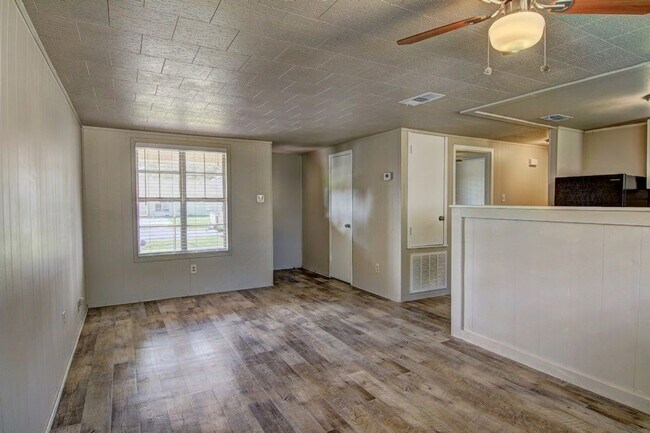 Building Photo - 1202 Baywood Ln
