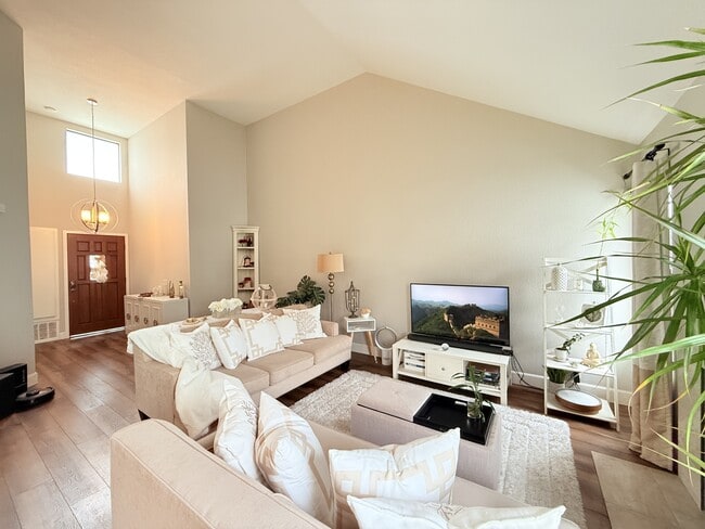 Building Photo - 532 1/2 Via De La Valle
