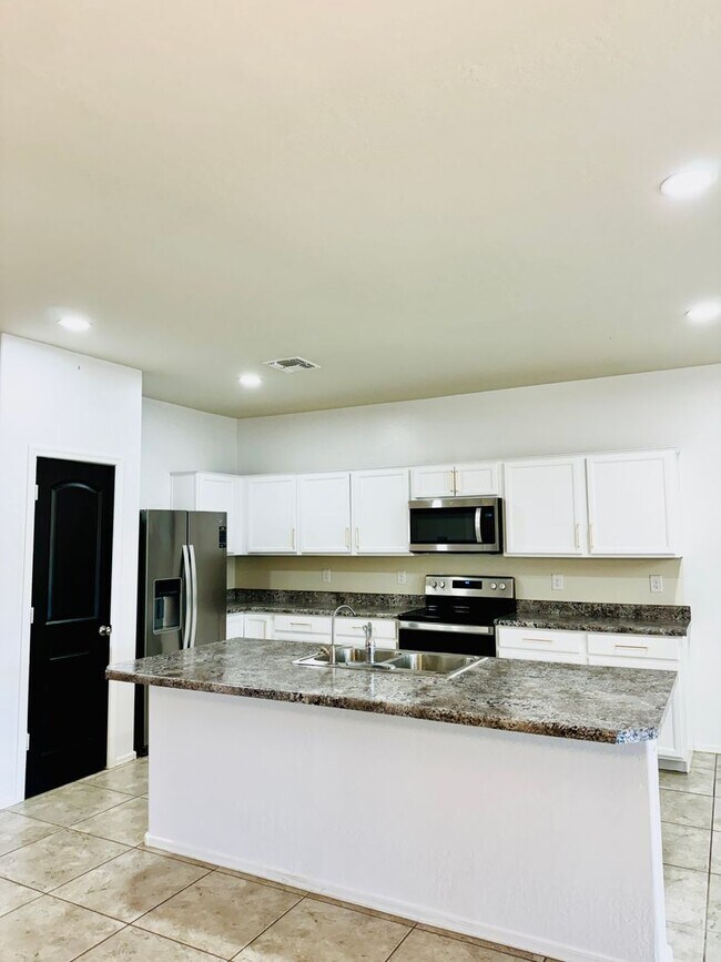 Building Photo - Single Story 3 bedroom 2 bath Magma Ranch