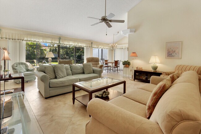 Foto del edificio - 211 E River Park Dr