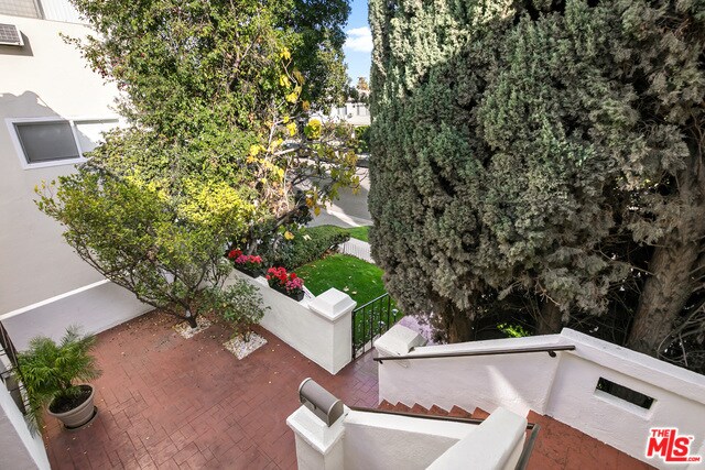 Building Photo - 231 S Doheny Dr