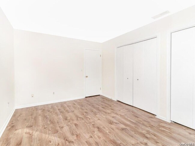 Foto del edificio - 136 Stonemeadow Dr