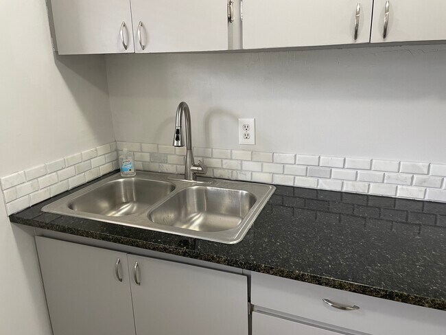 Kitchen - 1788 N Riverside Ave