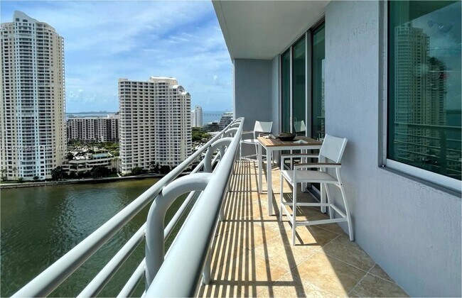 Foto del edificio - 335 S Biscayne Blvd
