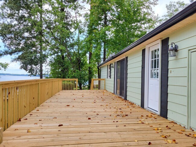Building Photo - Waterfront mobile home in Mooresville