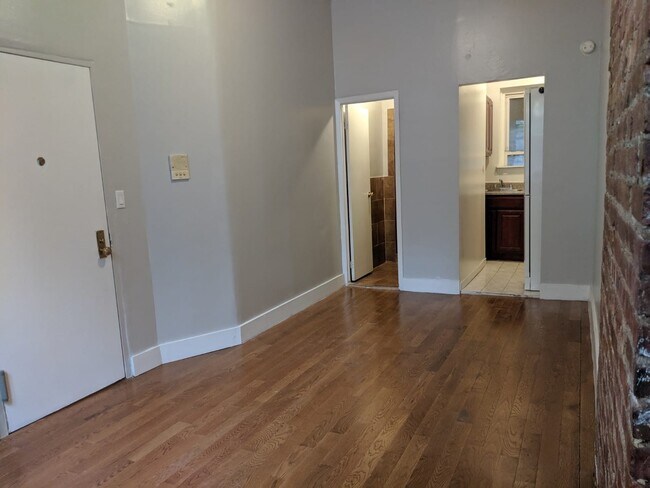 Building Photo - 237 Troy Ave