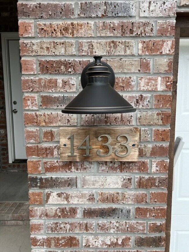 Building Photo - Beautiful duplex less than a year old! 3 b...