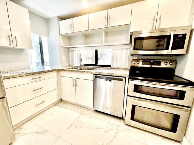 Foto del edificio - 17011 N Bay Rd