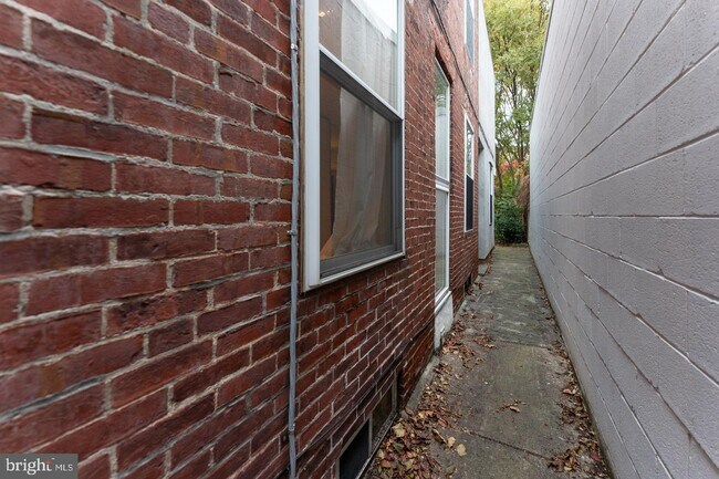 Building Photo - 973 N Leithgow St