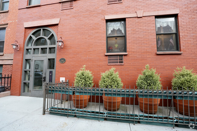 Building Photo - 546 Henry St