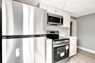 Building Photo - 448 Roseland Dr