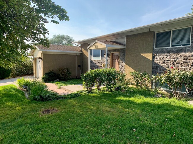 Building Photo - 1215 E Sego Lily Dr