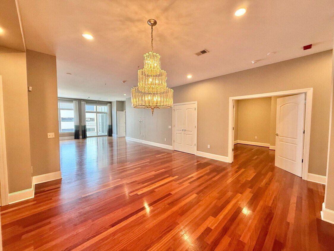 Foto principal - Luxurious Downtown Raleigh Condo with High...
