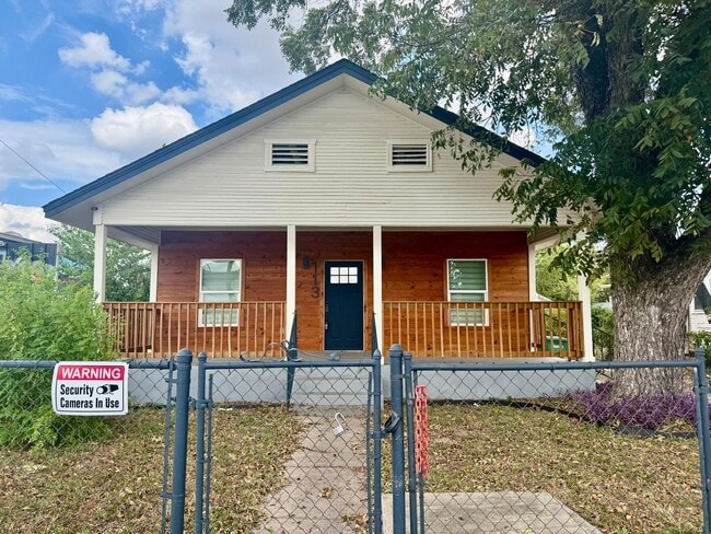 Building Photo - Modern Elegance for Rent in Prime San Anto...