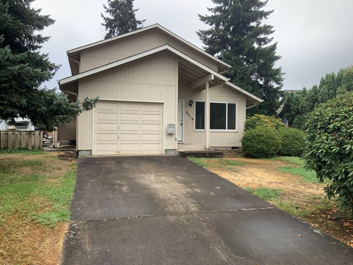 2 Bedroom Duplex in Cal Young Neighborhood - 2 Bedroom Duplex in Cal Young Neighborhood