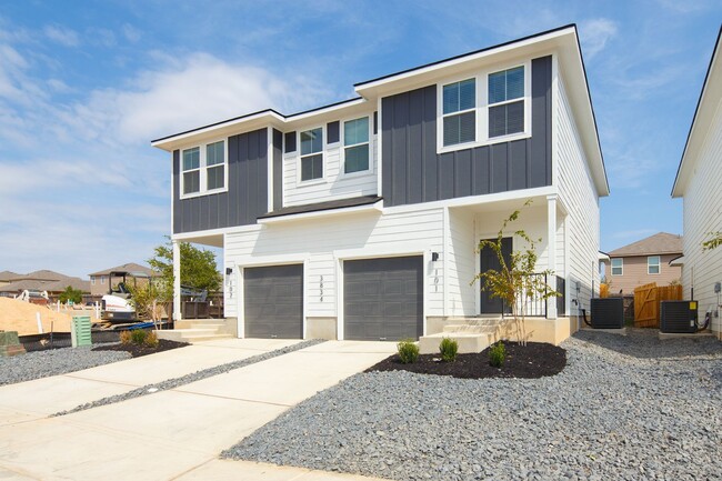 Building Photo - Brand New Duplex in St Hedwig!!!
