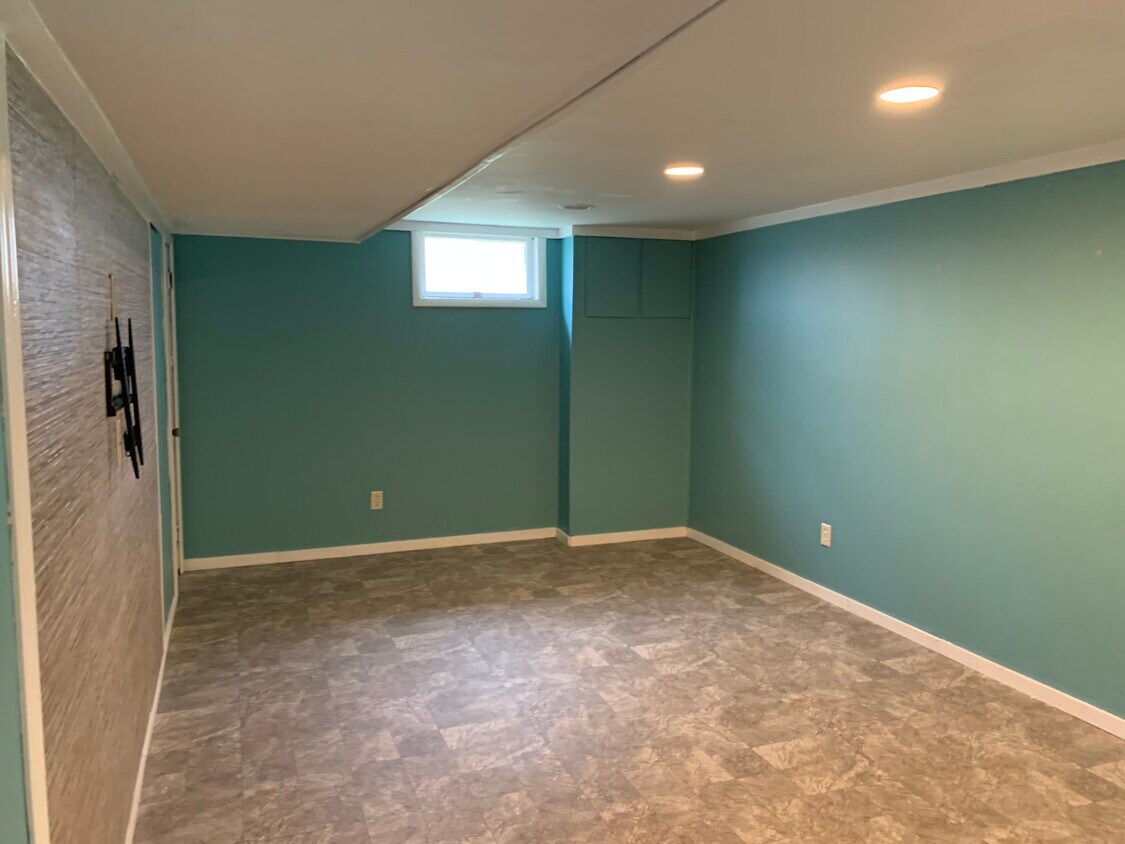 Huge bonus basement space, new flooring and paint - 16 Hickory Dr