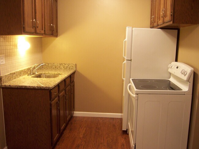 Building Photo - 8811 Schneider Ave