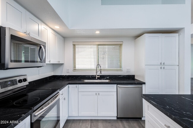 Building Photo - 618 E Avenida Sierra Madre