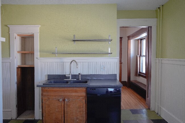 Building Photo - 712 Winslow Ave