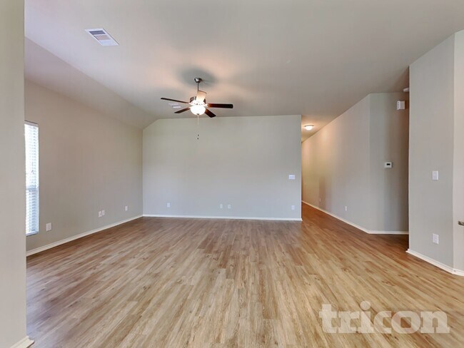 Foto del edificio - 955 Oak Falls Dr